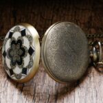 montre gousset lotus blanc et noir