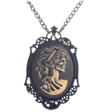 pendentif camée squelette